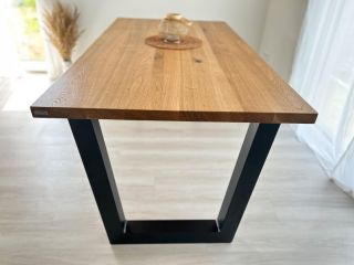 🌳Náš nový jídelní stůl Sydney už nyní na našem e-shopu. Podnože z jeklu 80x80mm a masivní dubová spárovka jsou zárukou...