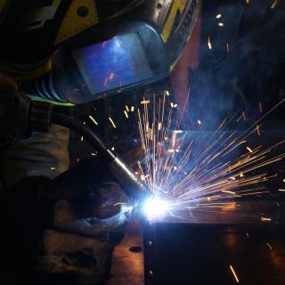 Oheň, jiskry a poctivá práce. 🔥✨ Tak vzniká pevný základ pro naše dubové stoly – ručně svařená a do hladka vybroušená...